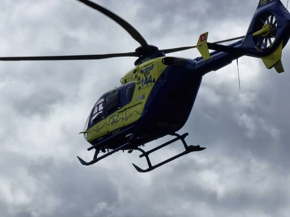 Man sieht einen Helikopter.